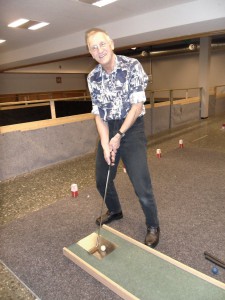 Hos Korpen har det varit öppet för att sportlovslediga ska ha möjlighet att prova på kubb, bangolf, hästskokastning och softboule. Här visar Korpens Bo Petersson hur bangolf går till. 