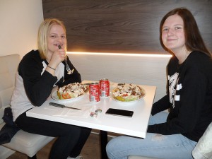  Ida Eliasson och Hanna Persson brukar gå på tjejkvällen. De passade på att äta på Pizzeria Amigo. 