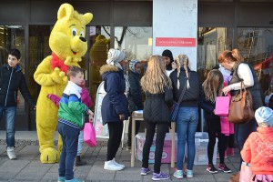 Haribonallen hade fullt upp med att krama alla barn, som ville gå på barntävlingen.