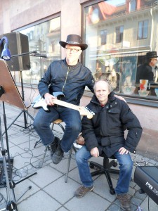 Mikael Fredriksson och Magnus Svensson stod för musikunderhållning på Storgatan.