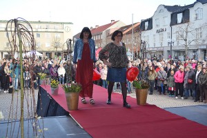 Susanne och Lotta med kläder från Lindex.