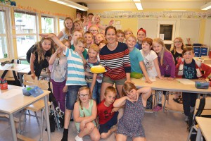 Jenny Andersson på Madesjöskolan med sina elever i klass 2.