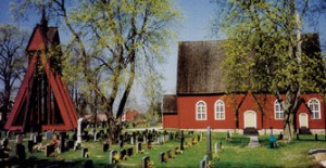 Kråksmåla kyrka är en faluröd, spånklädd kyrka från 1761. 