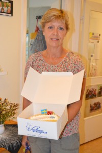 En rörd och glad Christel med tårtan "För att hon är värd det"