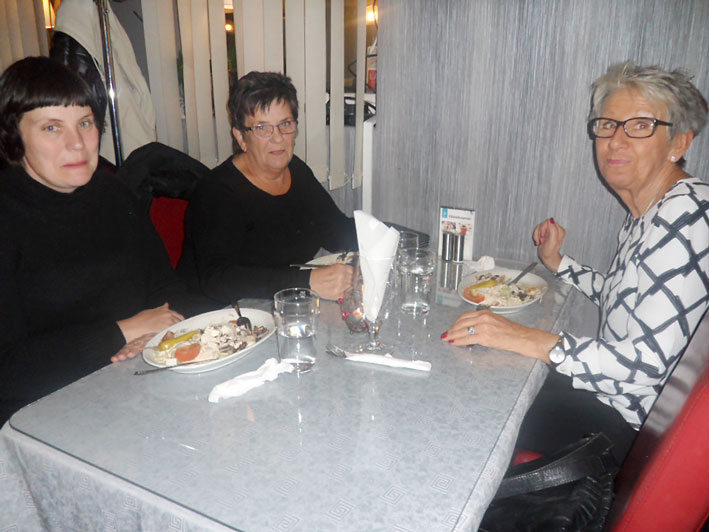 Gunilla Axelsson åt gott hos Nybro Kebab tillsammans med Ulla Axelsson och Rita Eriksson.