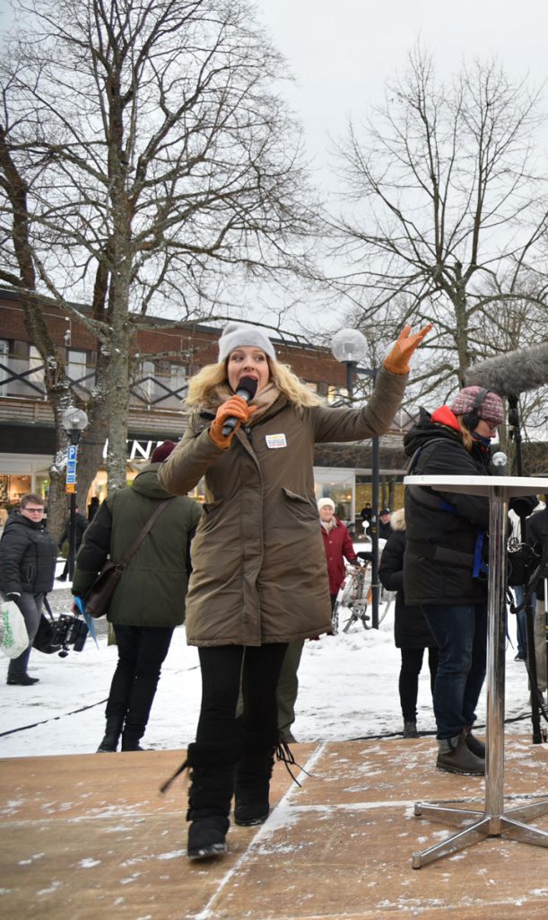 – Hej Nybro, sa Sandra Dahlberg när hon steg upp på podiet på torget i Nybro för att dela ut vinster till alla postkodvinnare som bor på postnummer 382 44.