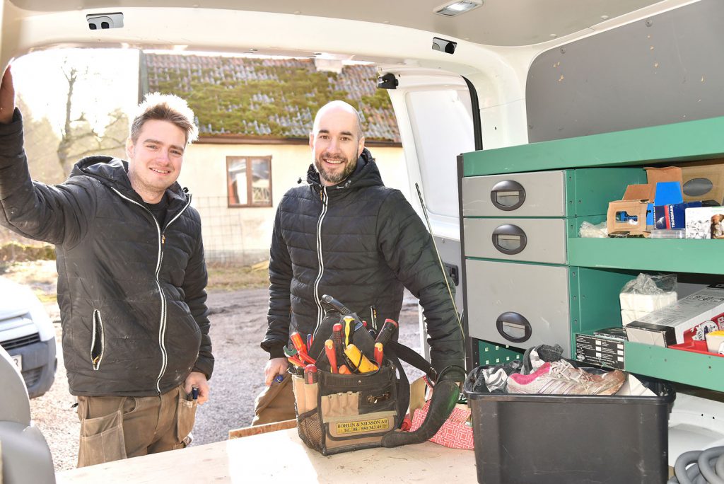 Barndomskompisarna Andreas Eriksson och Alexander Johansson från Flygsfors har startat egen elfirma.