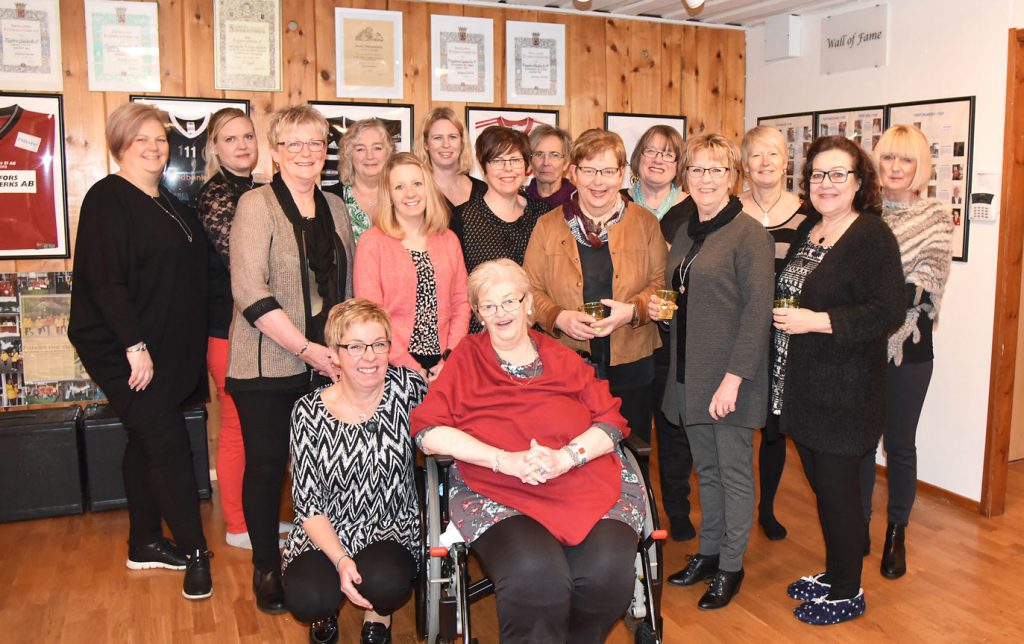 Damerna i Flygsfors/Gadderås damsektion laddar för årets evenemang och föreningens 75-årsjubileum. Bakre raden: Camilla Nilsson, Elin Philipsson, Ingrid Johansson, Johanna Johansson, Eva-Lisa Jacobsen, Inger Heimén, May Skanbäck och Camilla Staremo. Mitten raden: Lena Slättman, Linda Lundqvist, Ulrika Sjöberg, Solveig Olofsson, Eva Ingerbrigtsen och Angela Gertsson Främre raden: Åsa Gustafsson och Gunnel Carlsson 