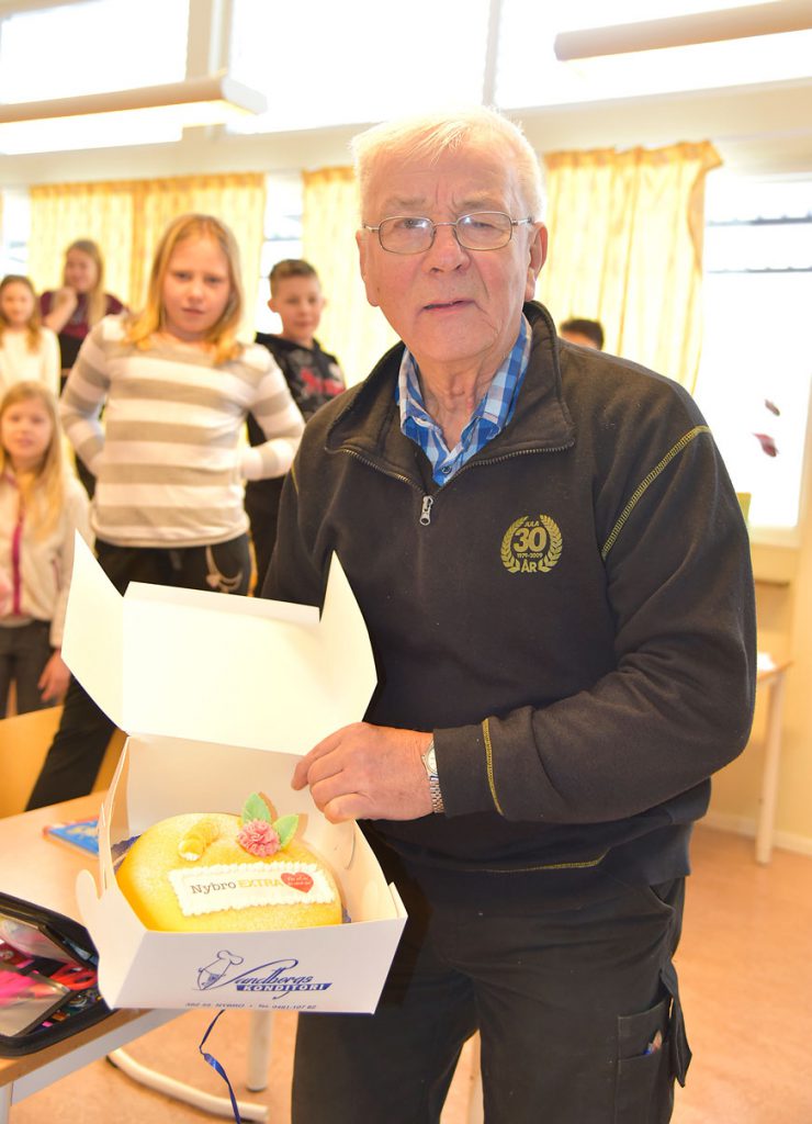 Bertil Lidberg med tårtan "För att du är värd det"